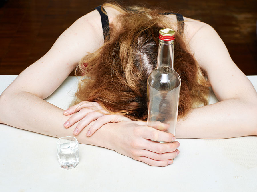 Фото пьяной девушки за столом