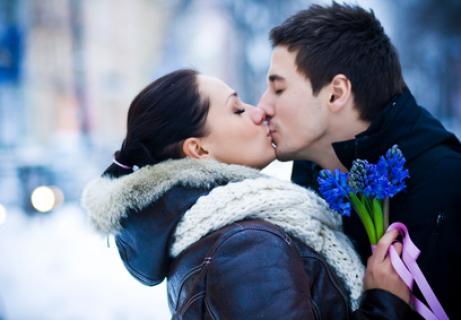 How to feel love in winter with romantic kisses? Impressive Kisses